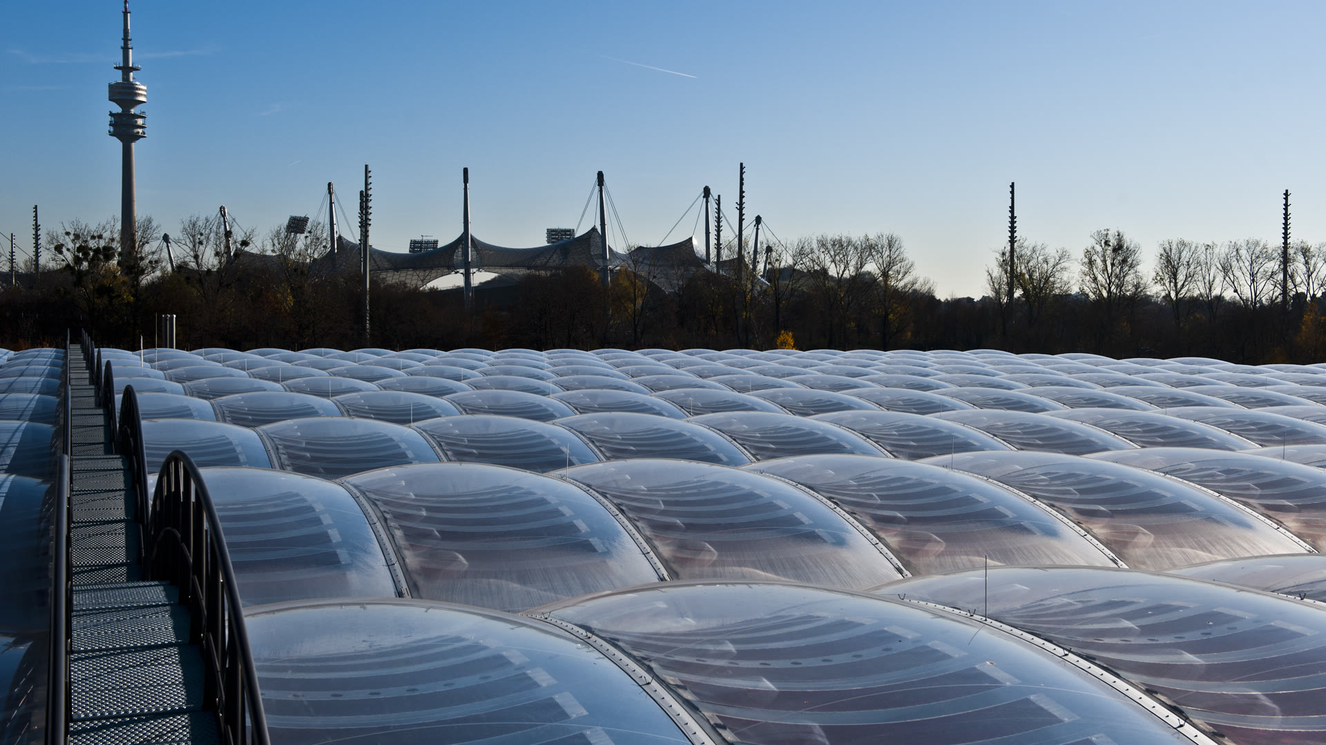 ETFE-Dachkissen mit integrierten Photovoltaikzellen auf einem Gebäude des Abfallwirtschaftsbetriebs München.